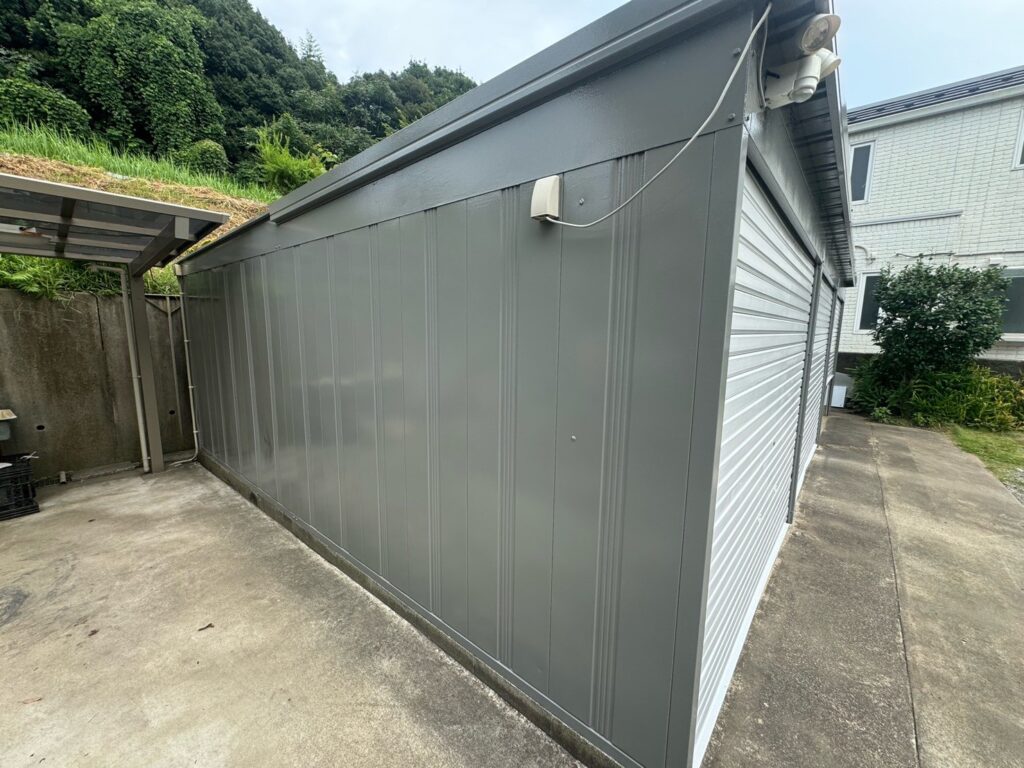 外壁上塗り<br />
（計3回塗り、完了）